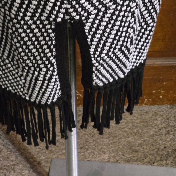 Chico's Patterned Fringe Detail Cardigan Sweater Vest Black & White Size 1 (M) - Picture 10 of 14